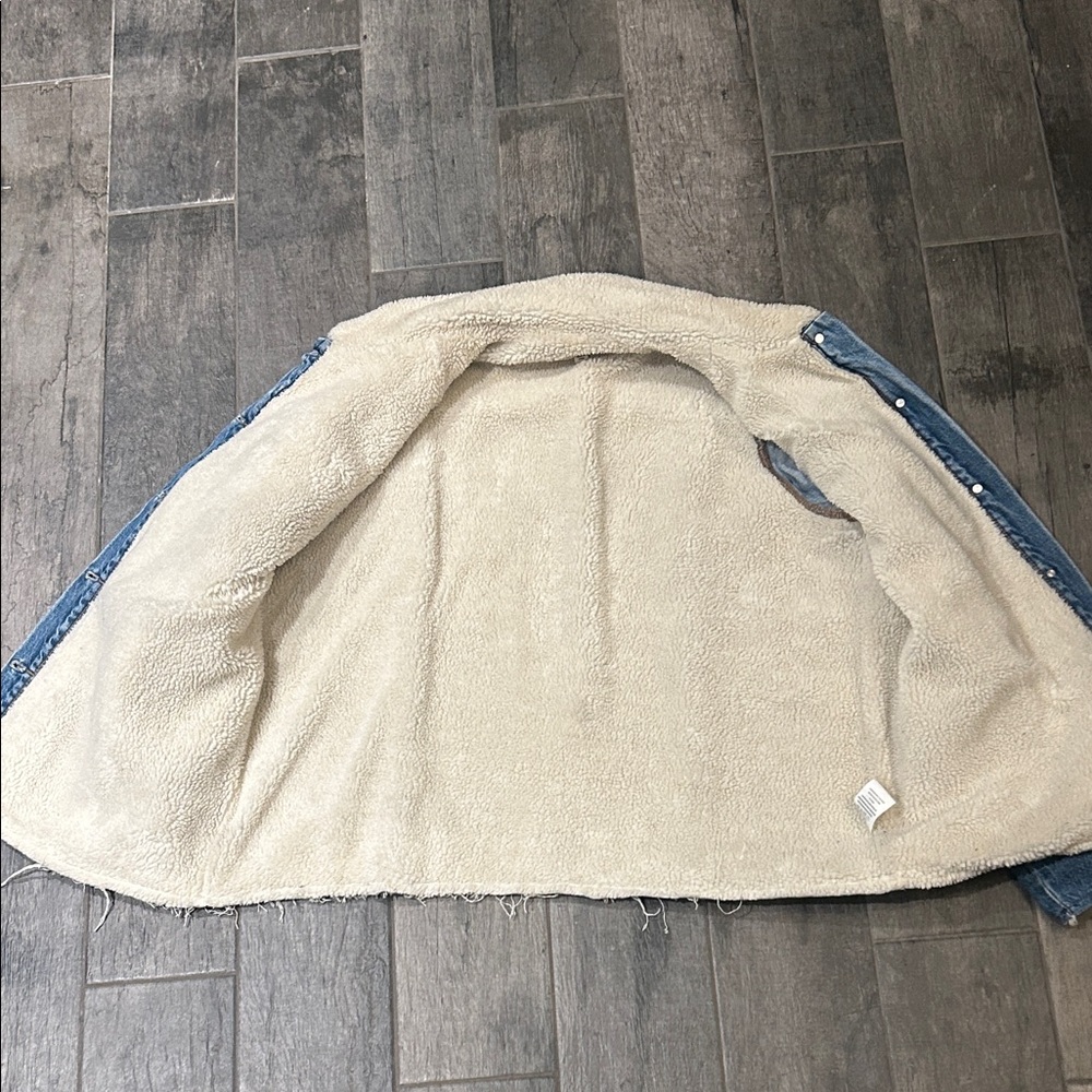Idyllwind Blue Denim Jacket with Cream Sherpa Lining - Picture 2 of 5